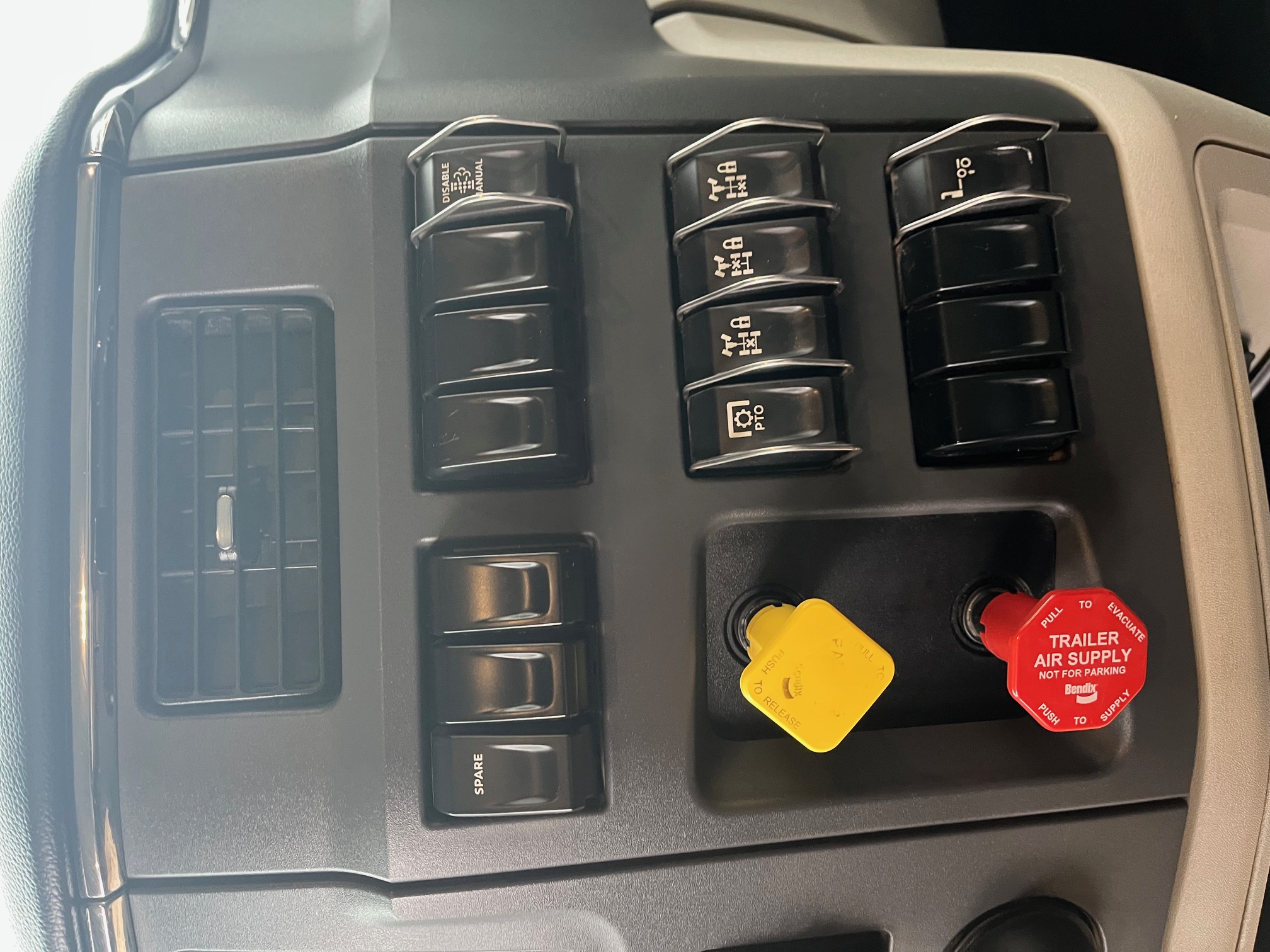 2023 PETERBILT 567 - view 17 of 25