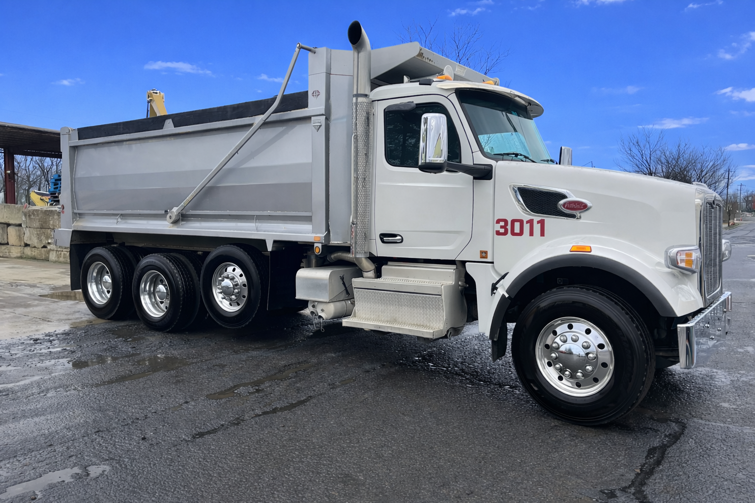 2023 PETERBILT 567 - view 1 of 25