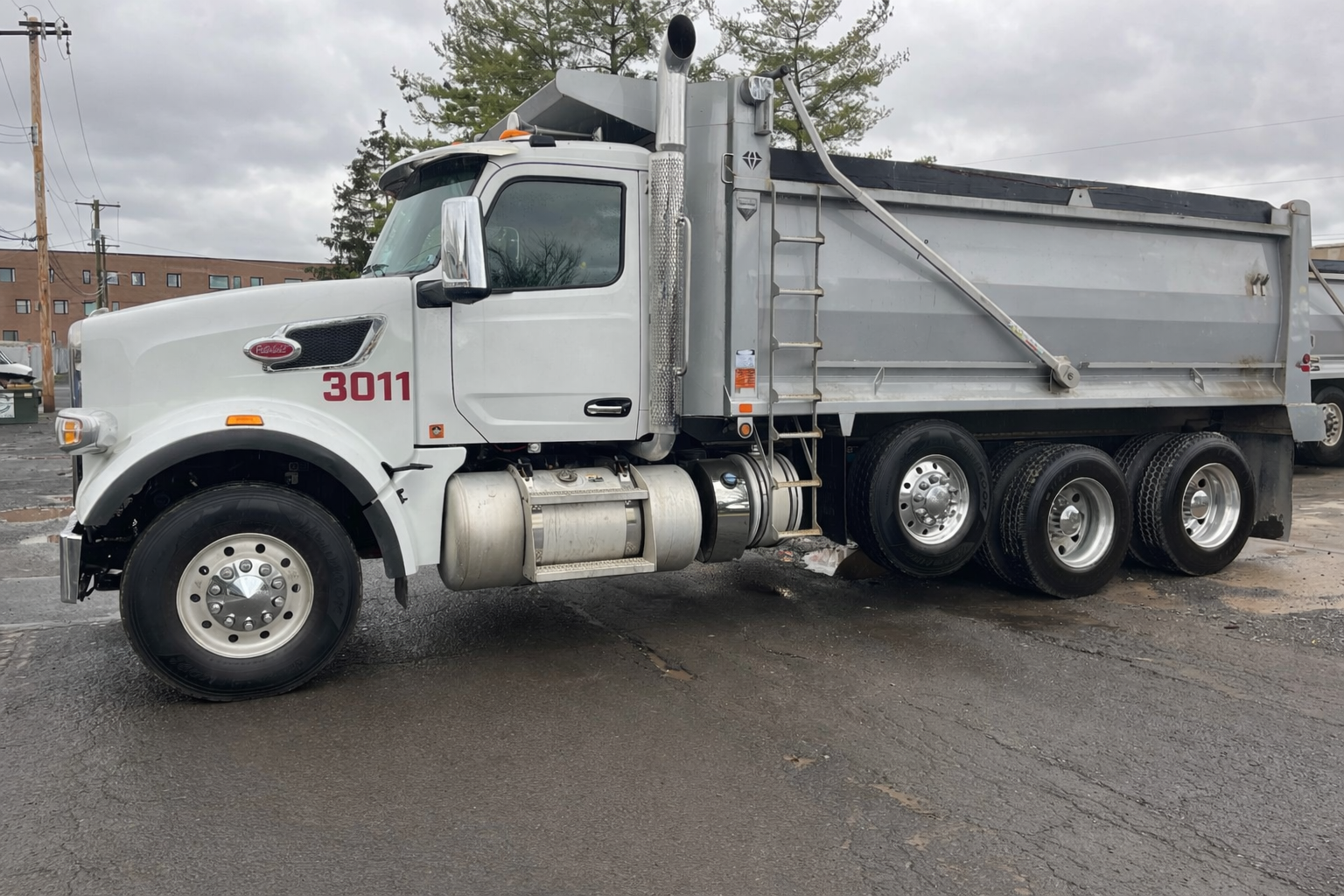 2023 PETERBILT 567 - view 2 of 25