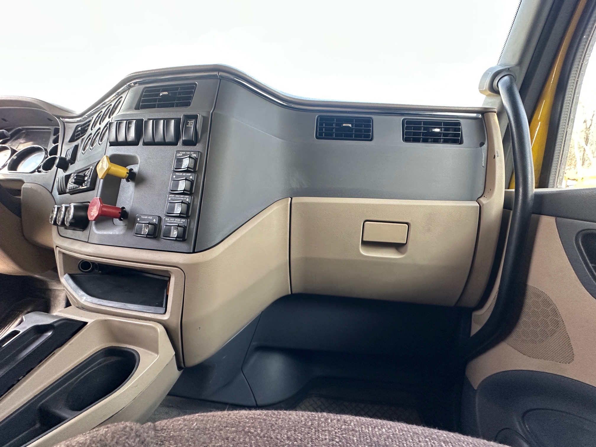 2017 PETERBILT 579 - view 18 of 43