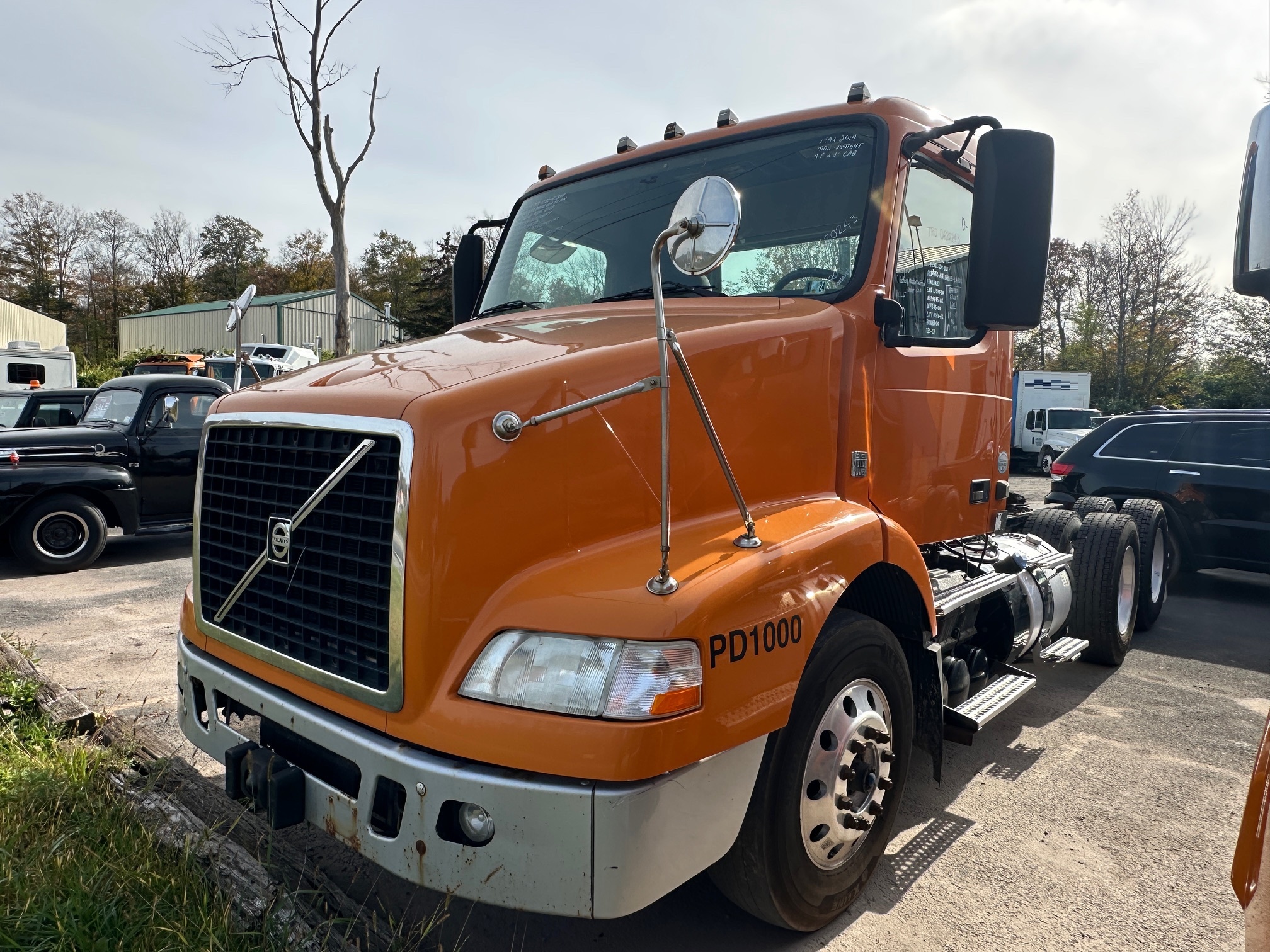 2014 VOLVO VNM64T - view 2 of 30