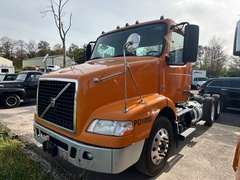 2014 VOLVO VNM64T - Image 2