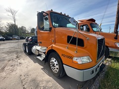2014 VOLVO VNM64T - Image 1