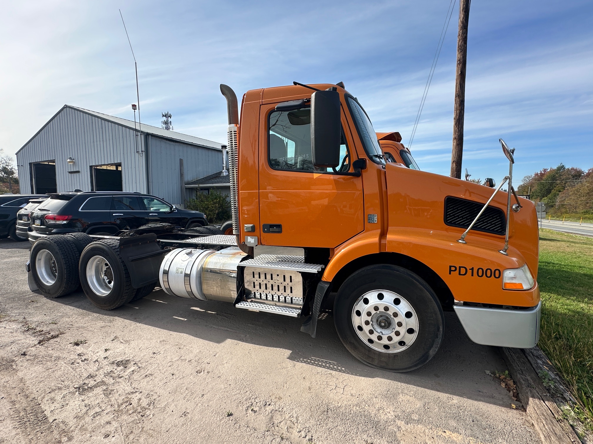 2014 VOLVO VNM64T - view 4 of 30