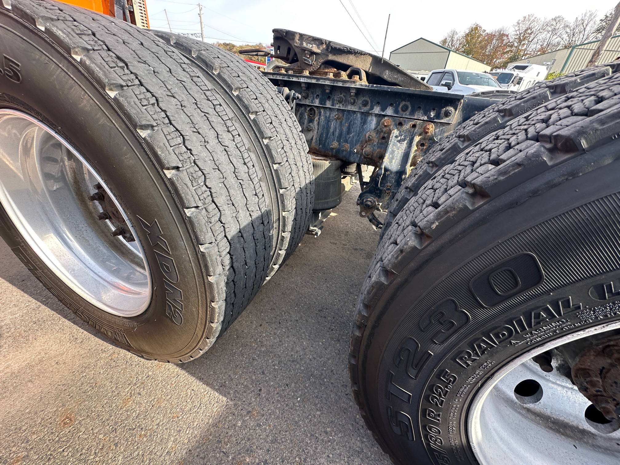 2014 VOLVO VNM64T - Image 8