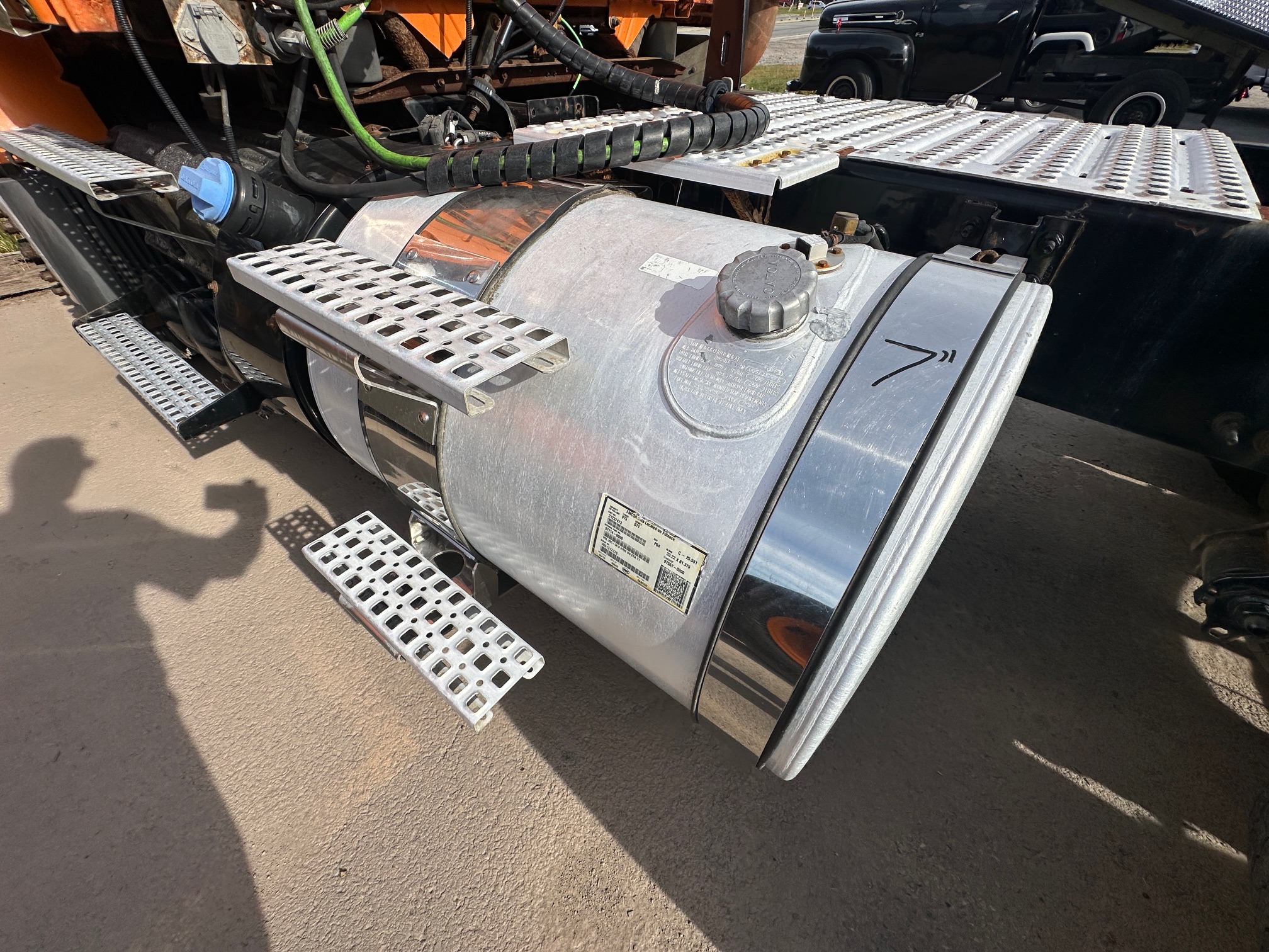 2014 VOLVO VNM64T - Image 9