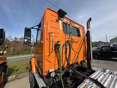 2014 VOLVO VNM64T - Image 10