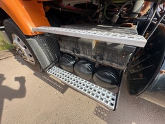 2014 VOLVO VNM64T - Image 17