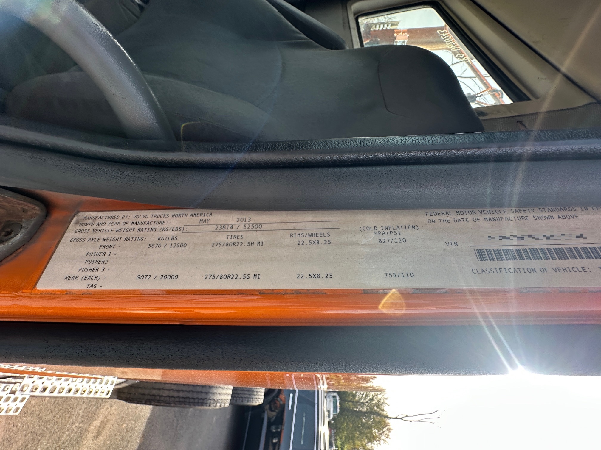 2014 VOLVO VNM64T - Image 19