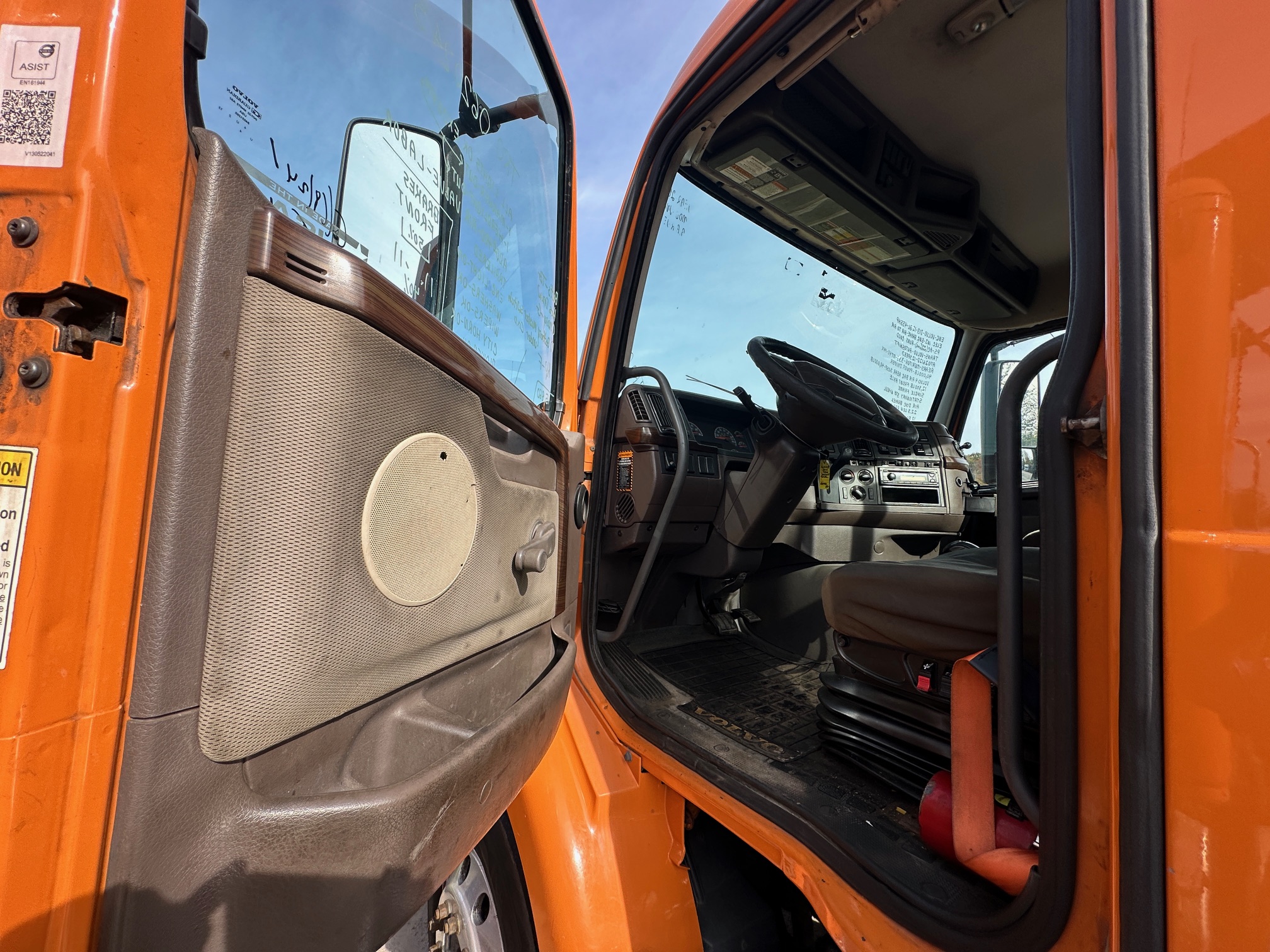 2014 VOLVO VNM64T - view 20 of 30