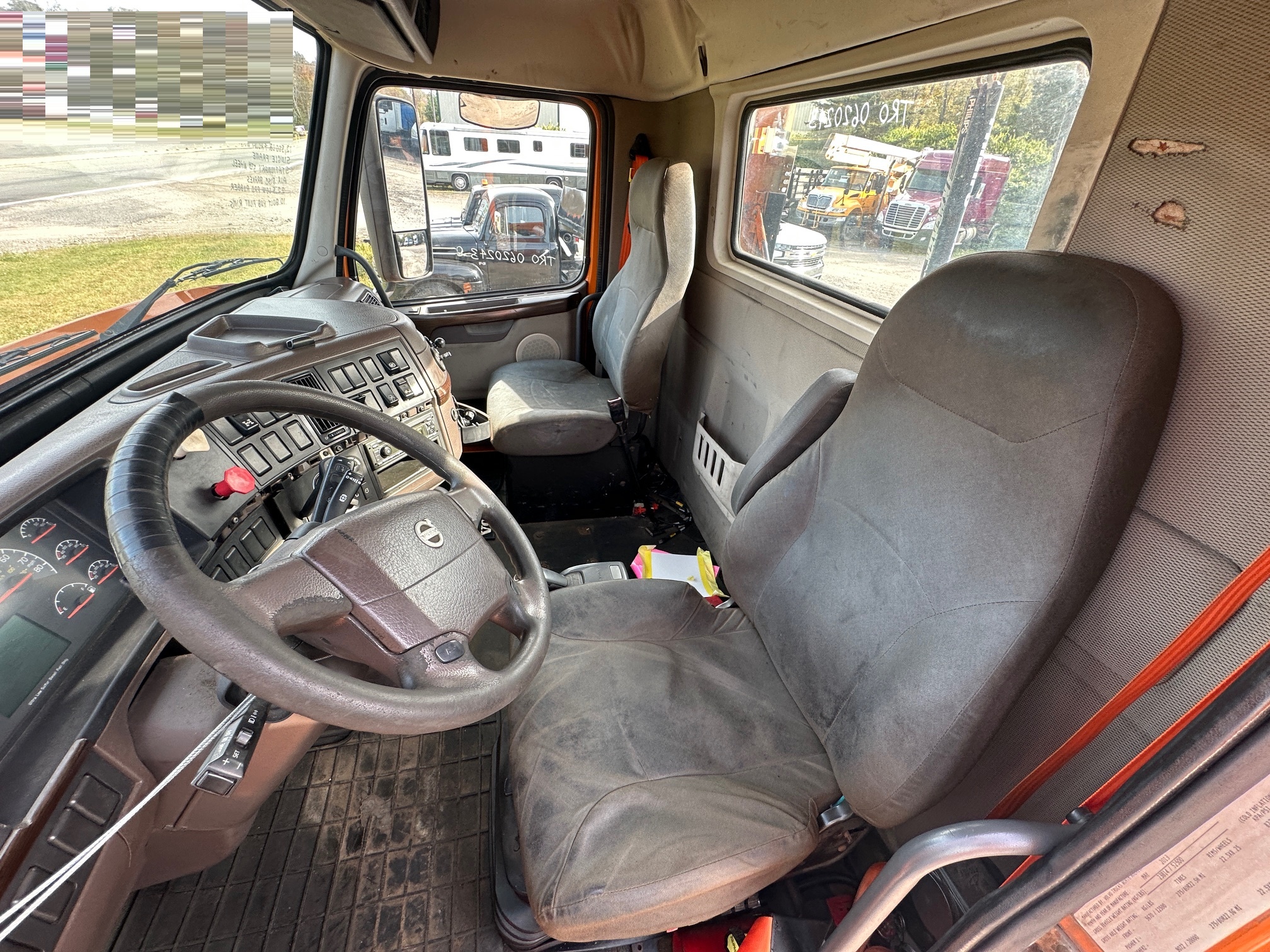 2014 VOLVO VNM64T - Image 21
