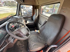 2014 VOLVO VNM64T - Image 21