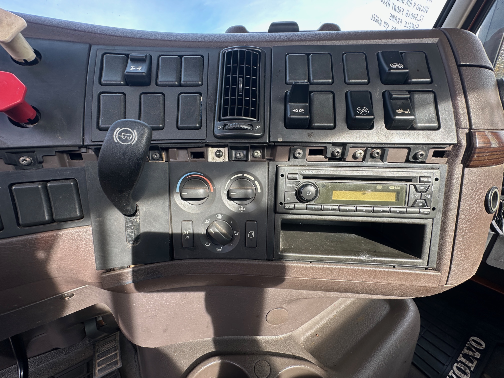 2014 VOLVO VNM64T - Image 22
