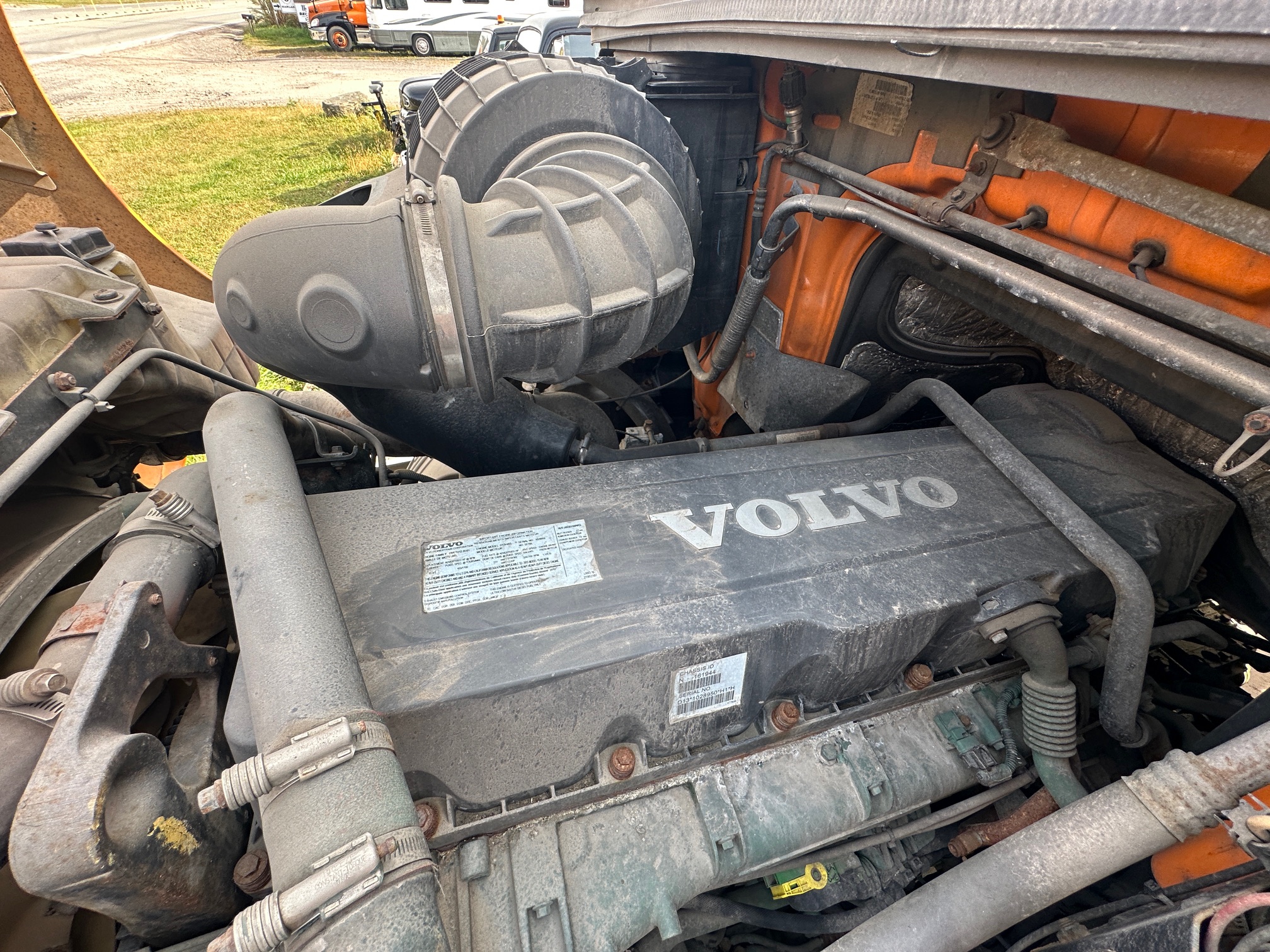 2014 VOLVO VNM64T - Image 26