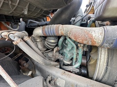 2014 VOLVO VNM64T - Image 27