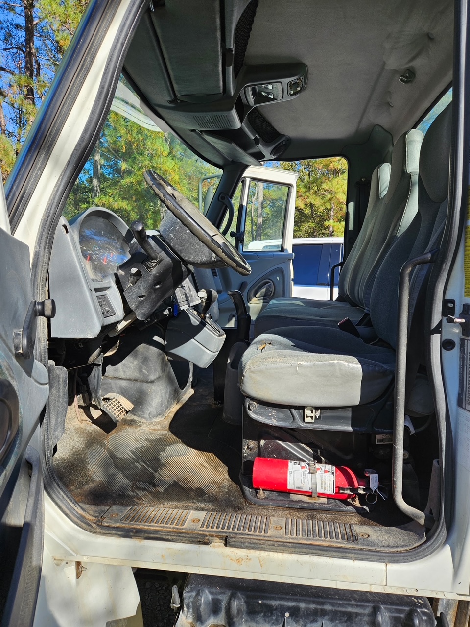 2004 INTERNATIONAL 4200 Mini Mixer - view 9 of 12