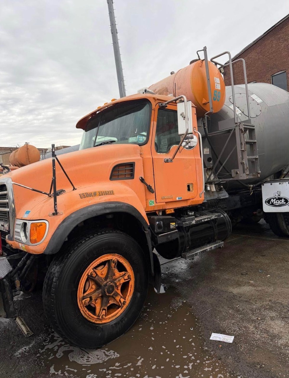 2005 MACK CV713