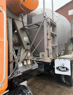 2005 MACK CV713 - Image 14