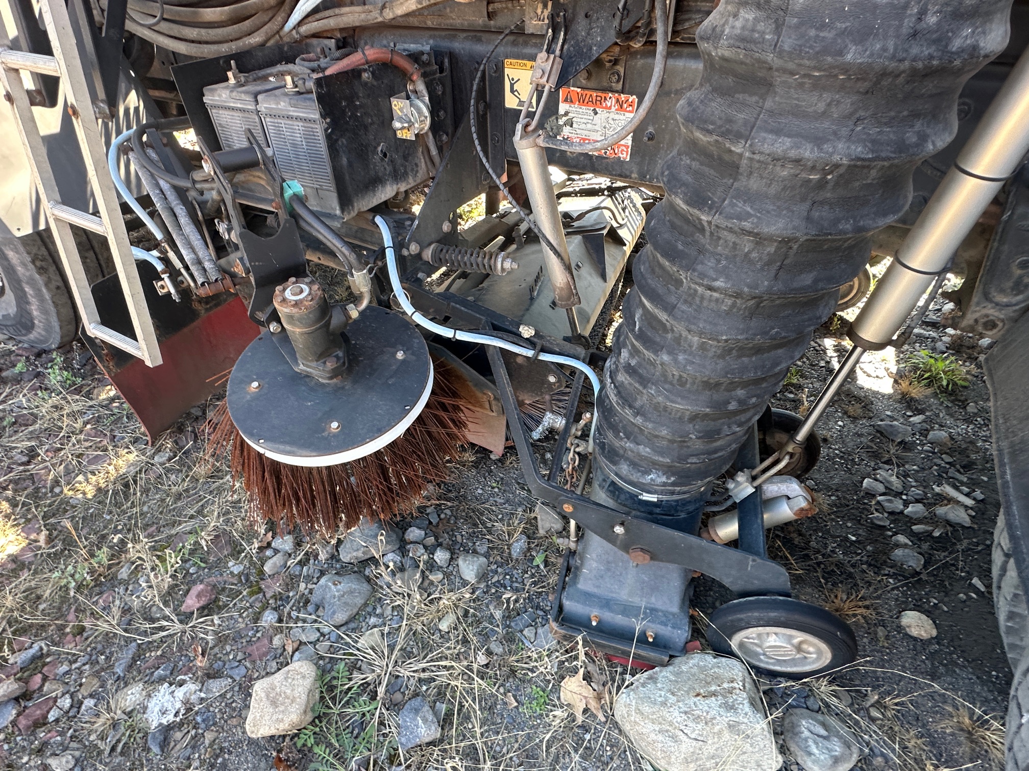 2000 STERLING SC7000 Sweeper - Image 13