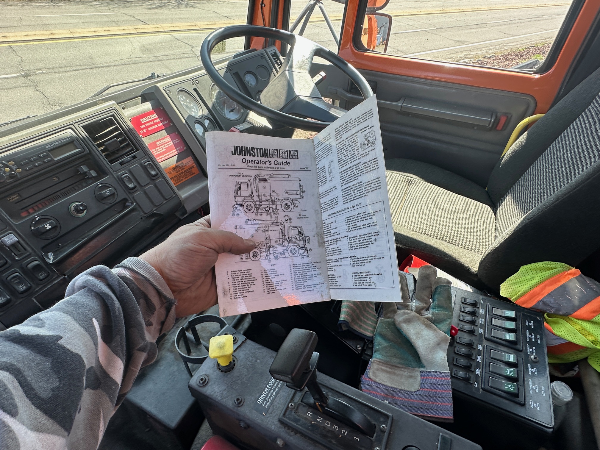 2000 STERLING SC7000 Sweeper - Image 25