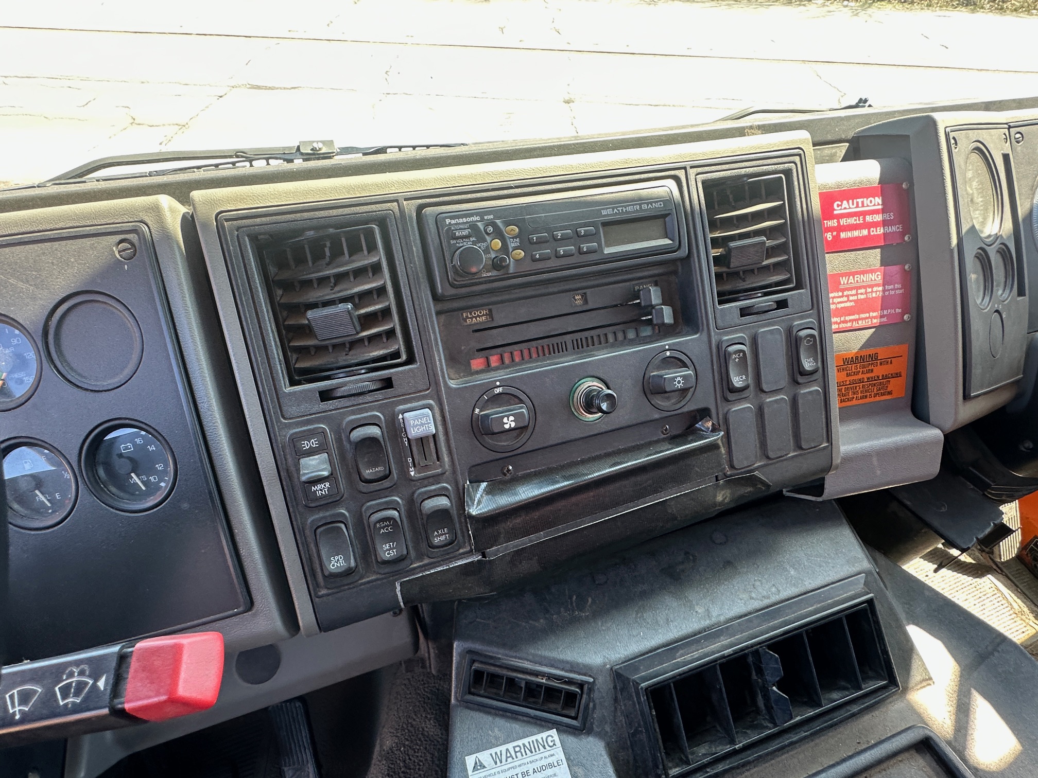 2000 STERLING SC7000 Sweeper - Image 29