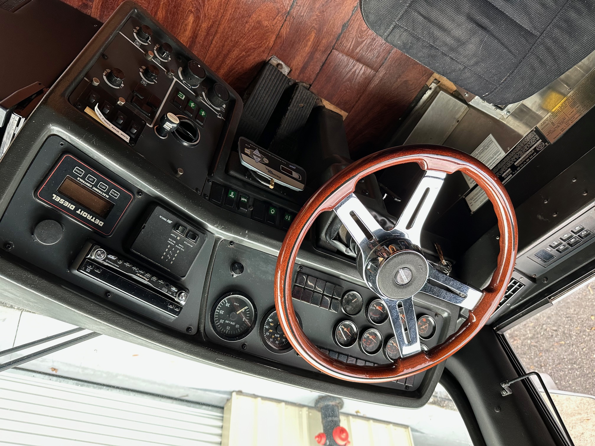 1998 PREVOST XL 45' Executive Coach - Image 10