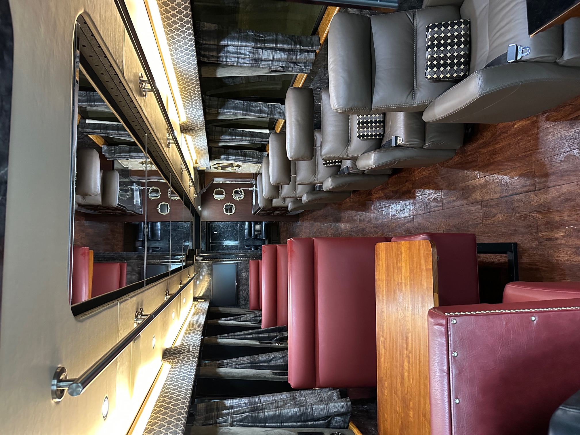 1998 PREVOST XL 45' Executive Coach - view 4 of 29