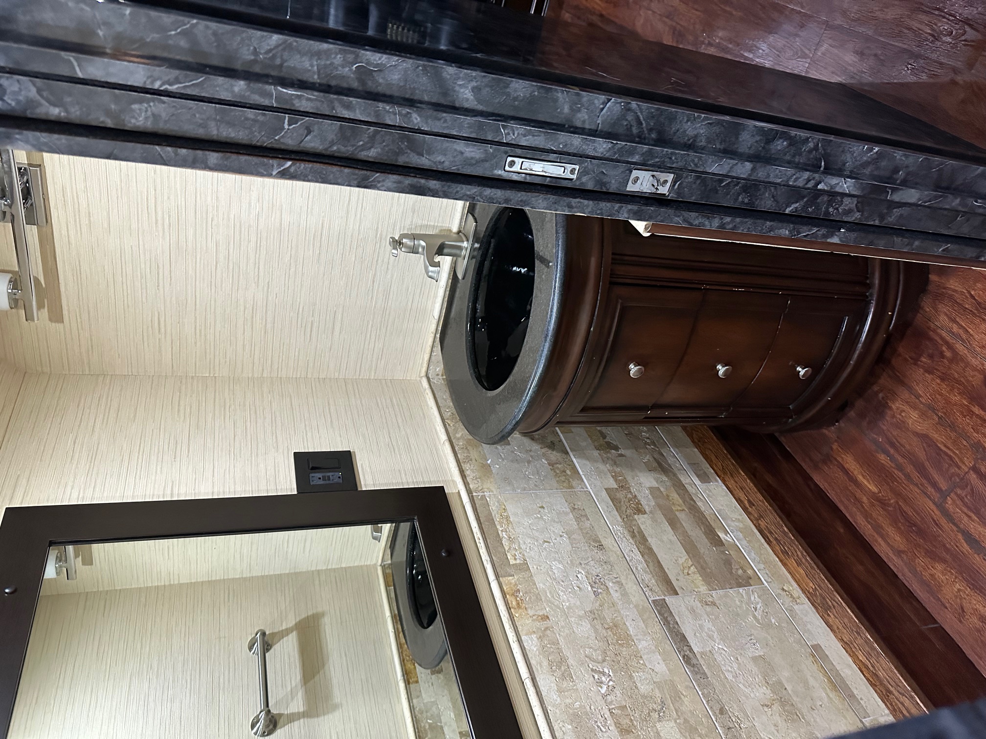 1998 PREVOST XL 45' Executive Coach - Image 5