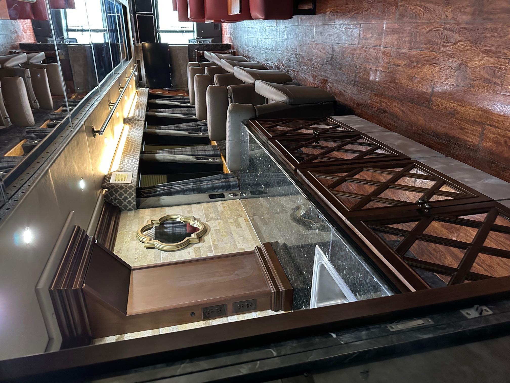 1998 PREVOST XL 45' Executive Coach - Image 17