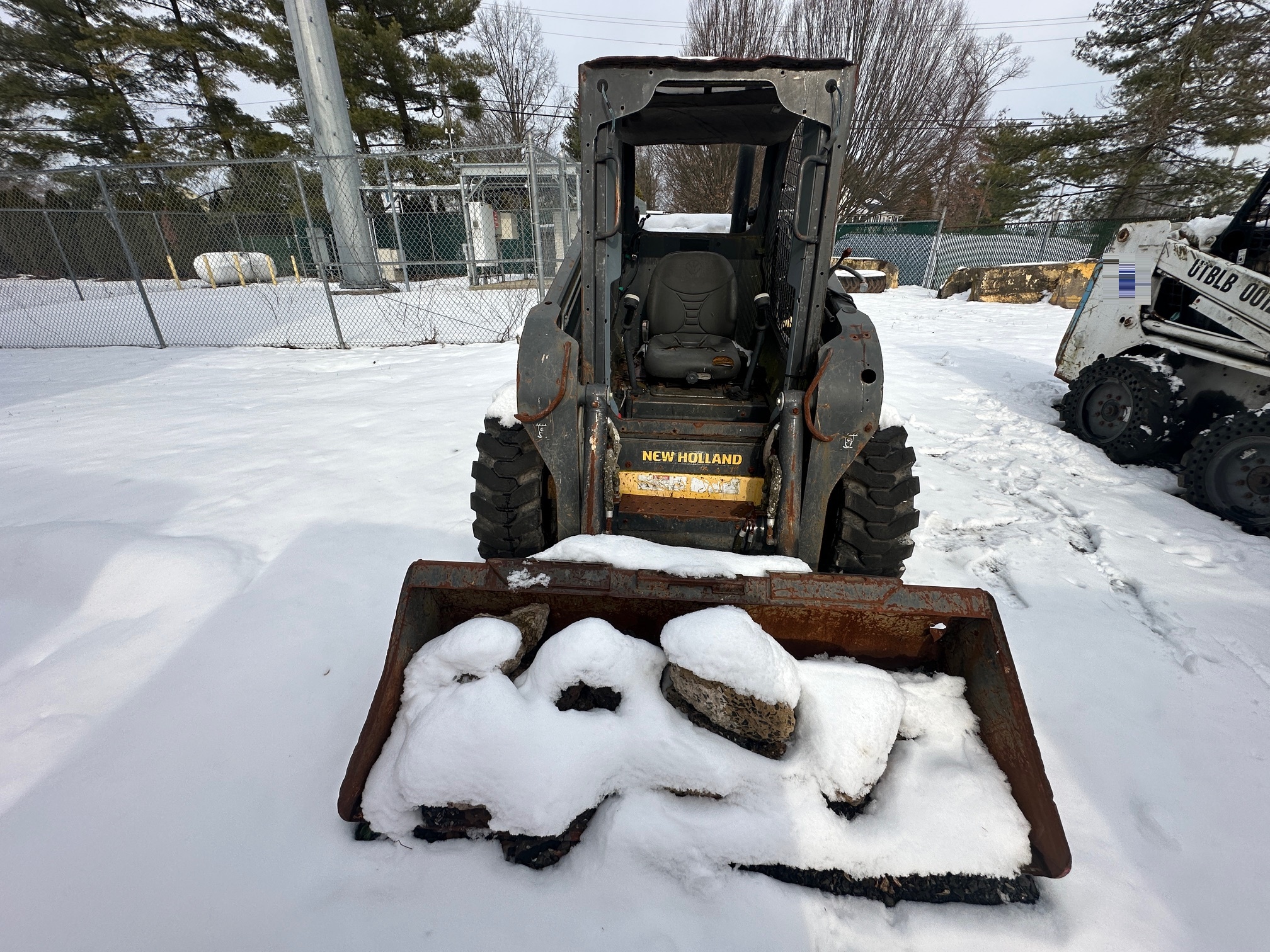 2012 NEW HOLLAND L220 Skid Loader - Image 3