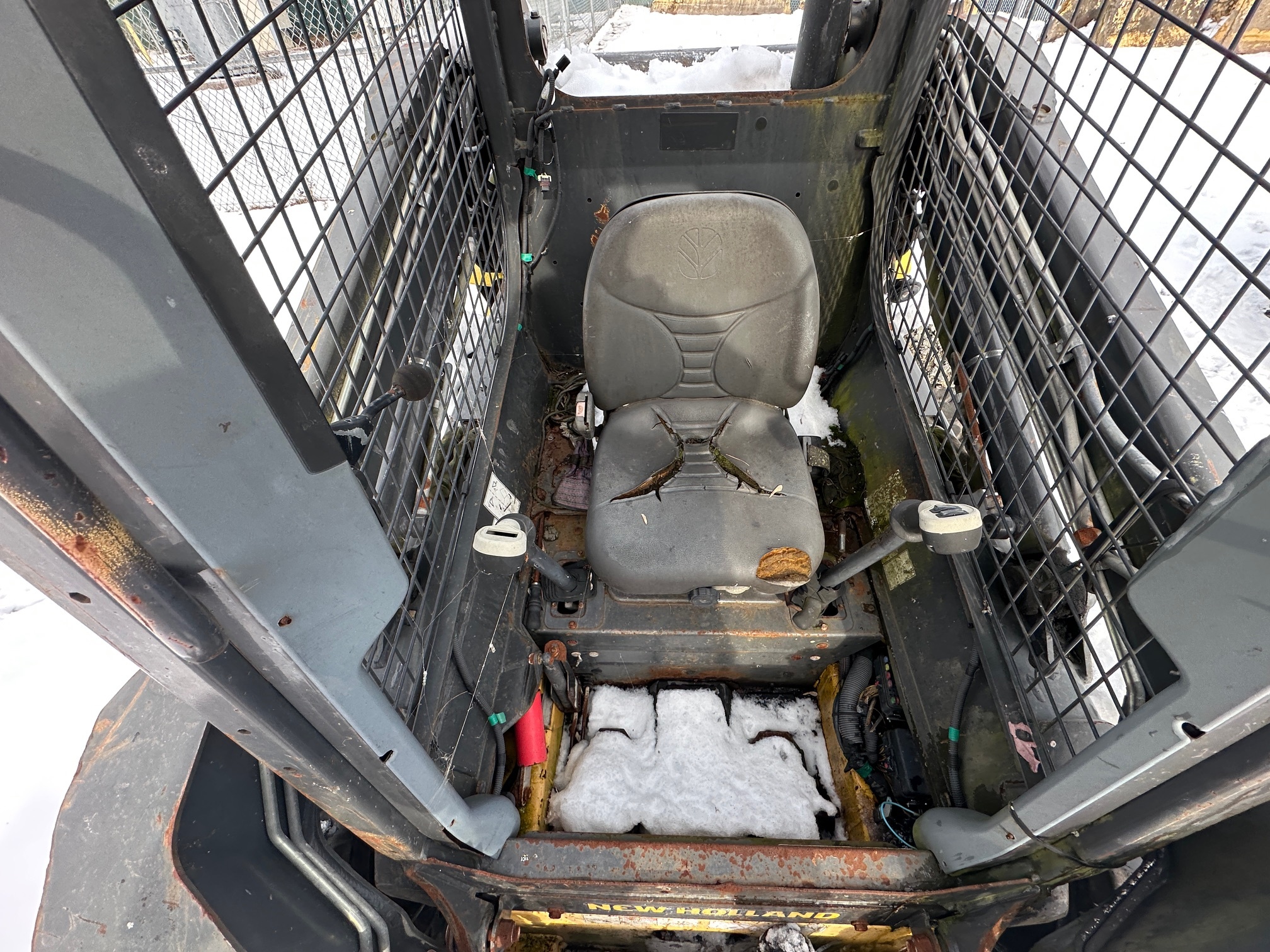 2012 NEW HOLLAND L220 Skid Loader - view 10 of 14