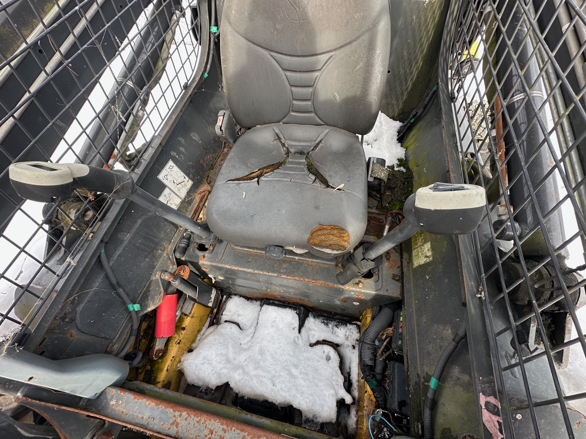 2012 NEW HOLLAND L220 Skid Loader - Image 12