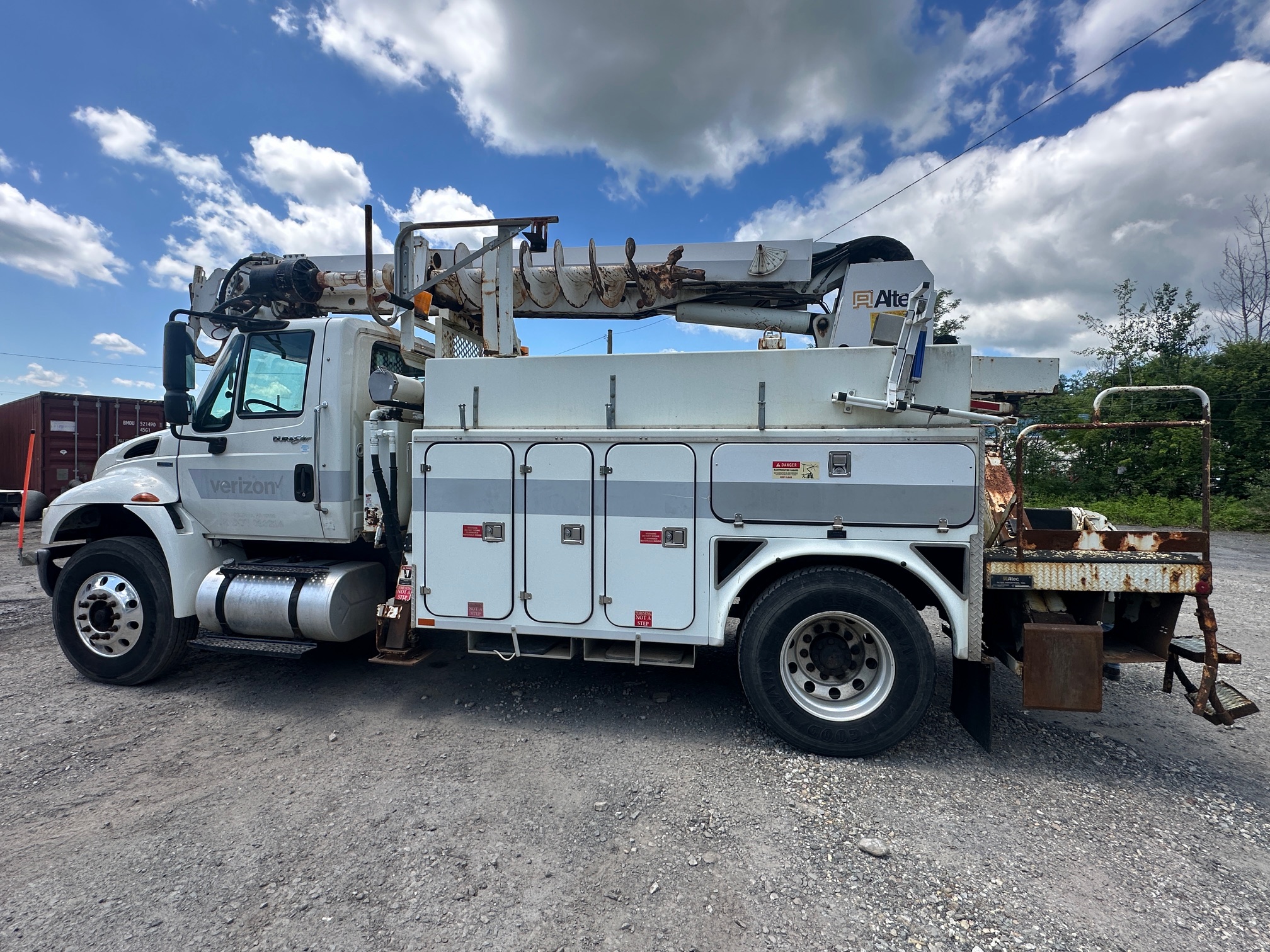 2011 INTERNATIONAL 4400 Digger Derrick - Image 2