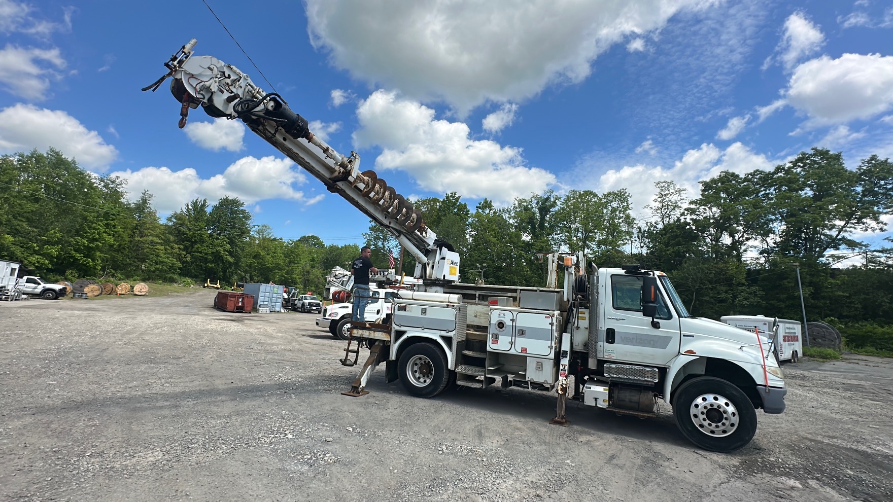 2011 INTERNATIONAL 4400 Digger Derrick - Image 4