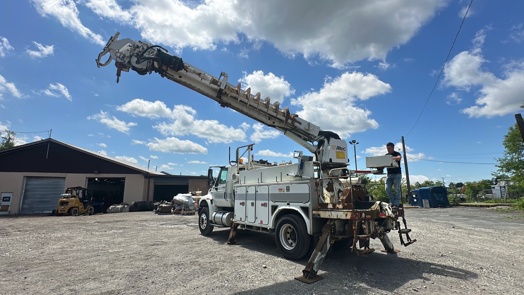 2011 INTERNATIONAL 4400 Digger Derrick - view 8 of 40