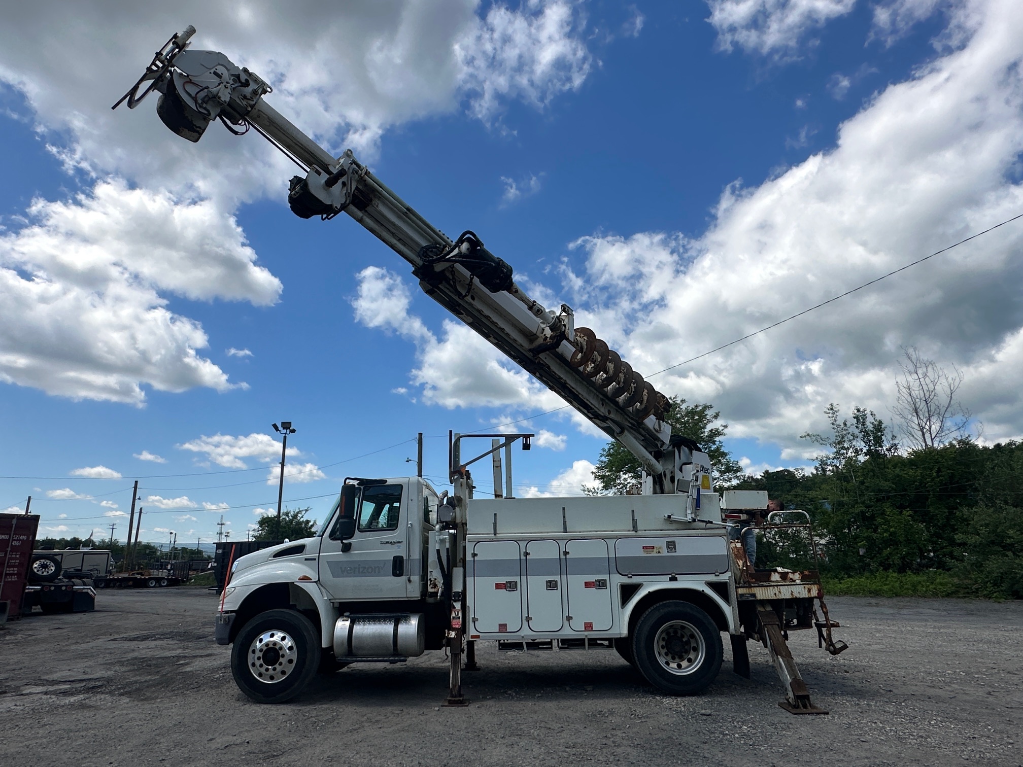 2011 INTERNATIONAL 4400 Digger Derrick - view 7 of 40