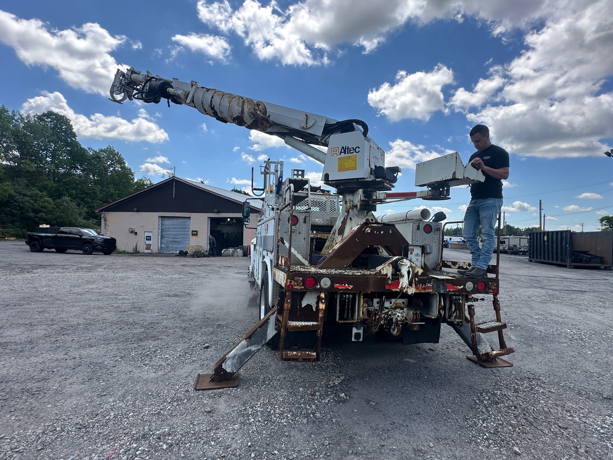 2011 INTERNATIONAL 4400 Digger Derrick - view 12 of 40