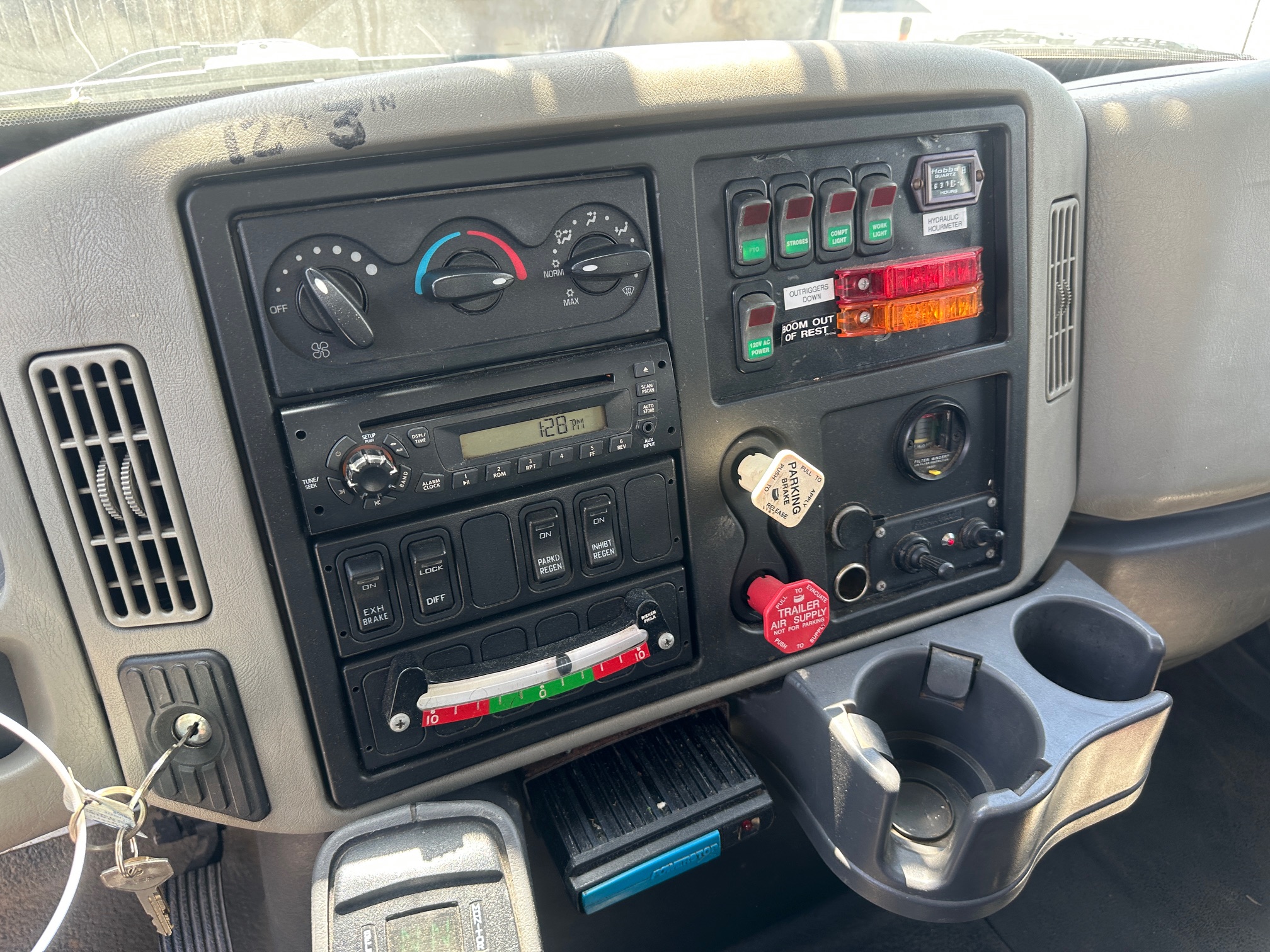 2011 INTERNATIONAL 4400 Digger Derrick - Image 32