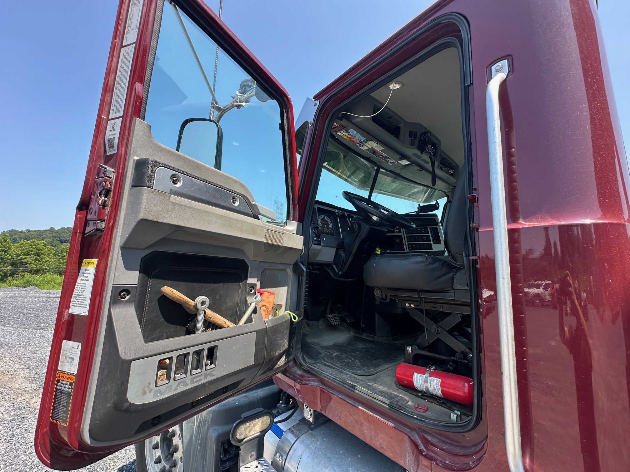 2020 MACK Granite GR64F - Image 31