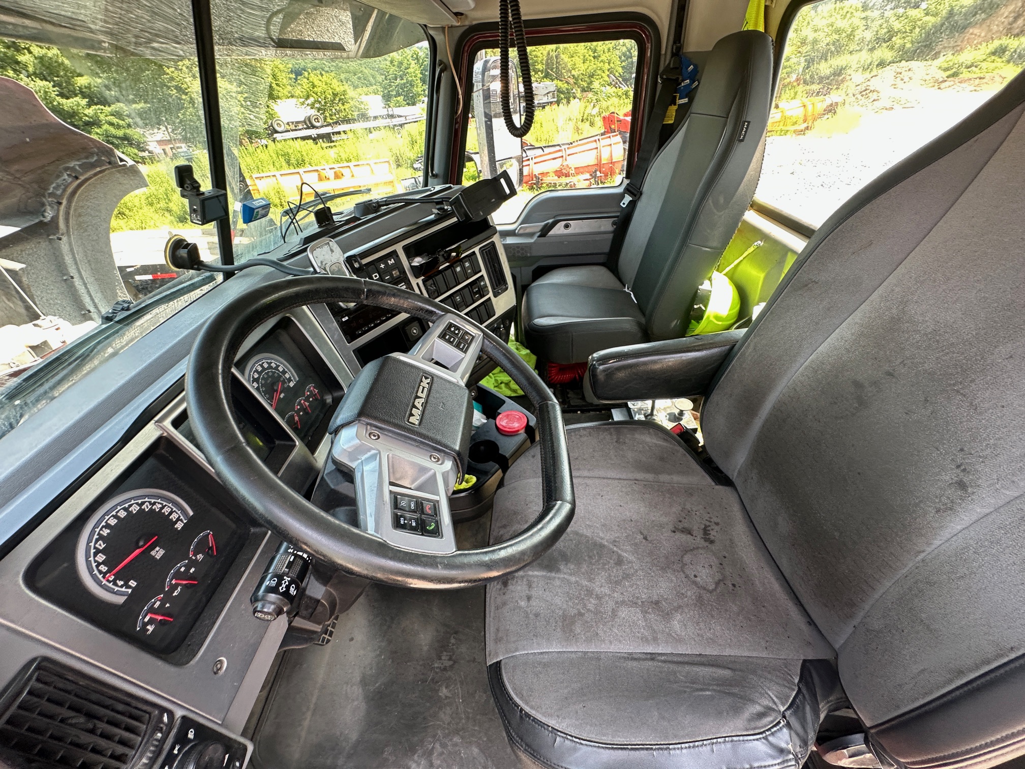 2020 MACK Granite GR64F - Image 40