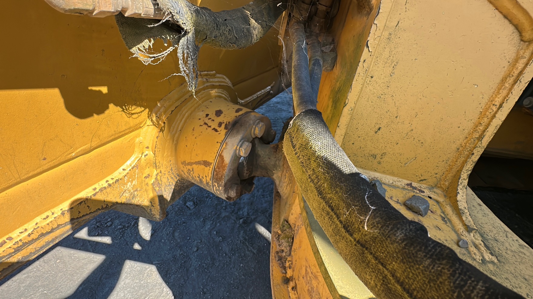 2005 DEERE 650J LGP - Image 15