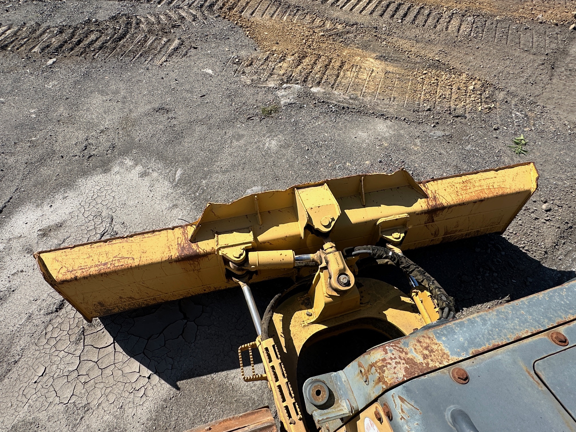 2005 DEERE 650J LGP - Image 23