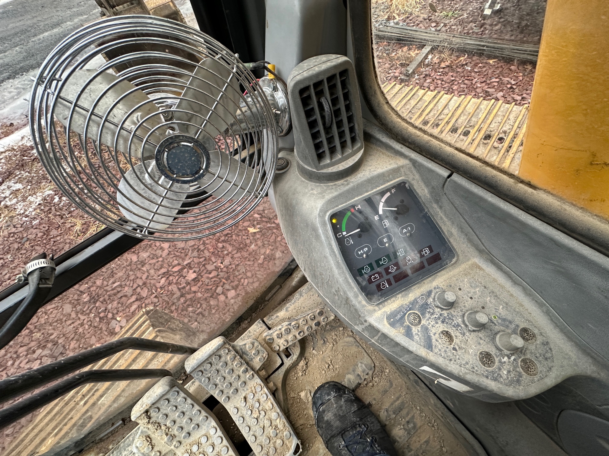 2000 DEERE 200LC - Image 28