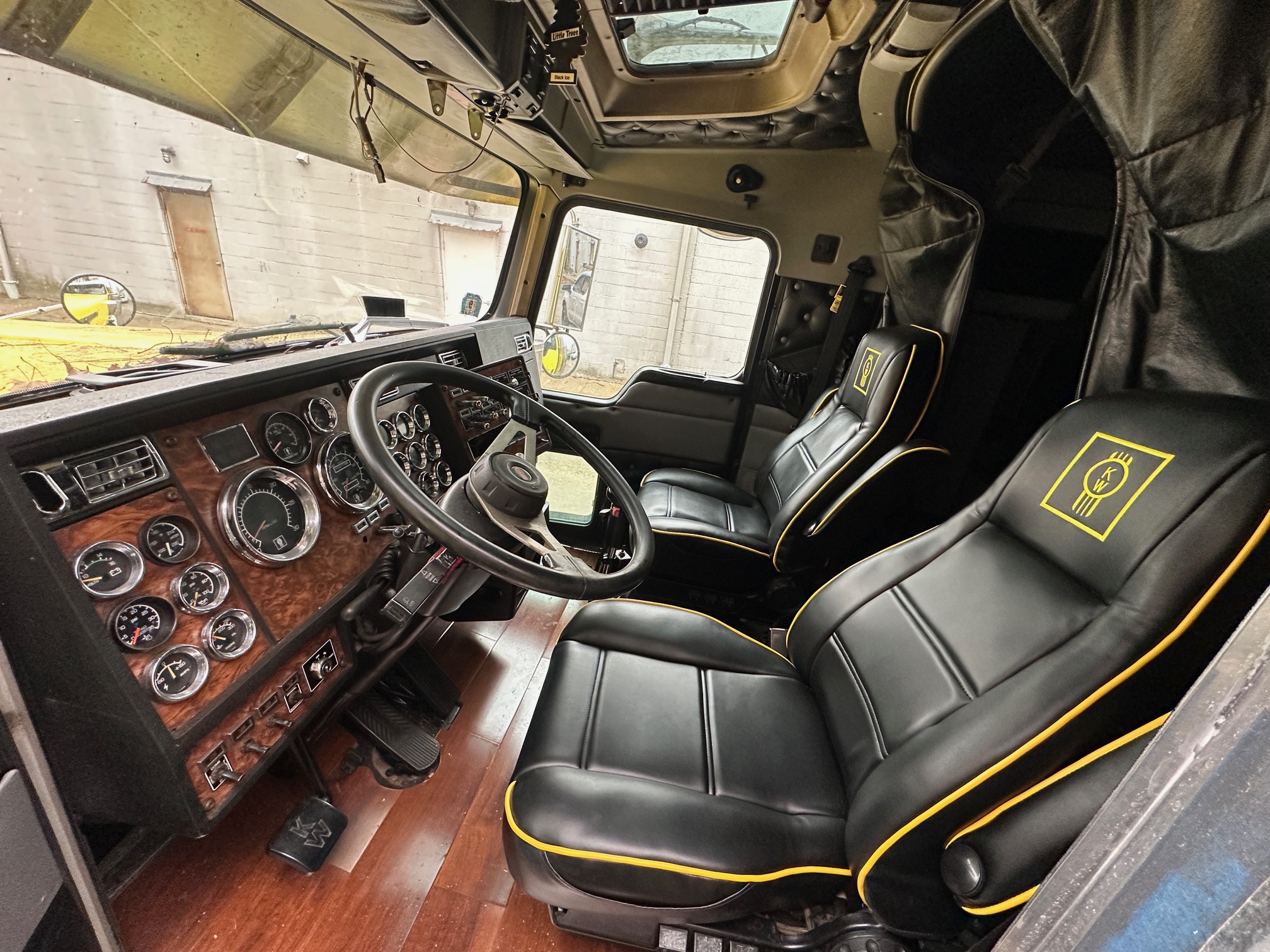 2001 KENWORTH W900 AeroCab - Image 11