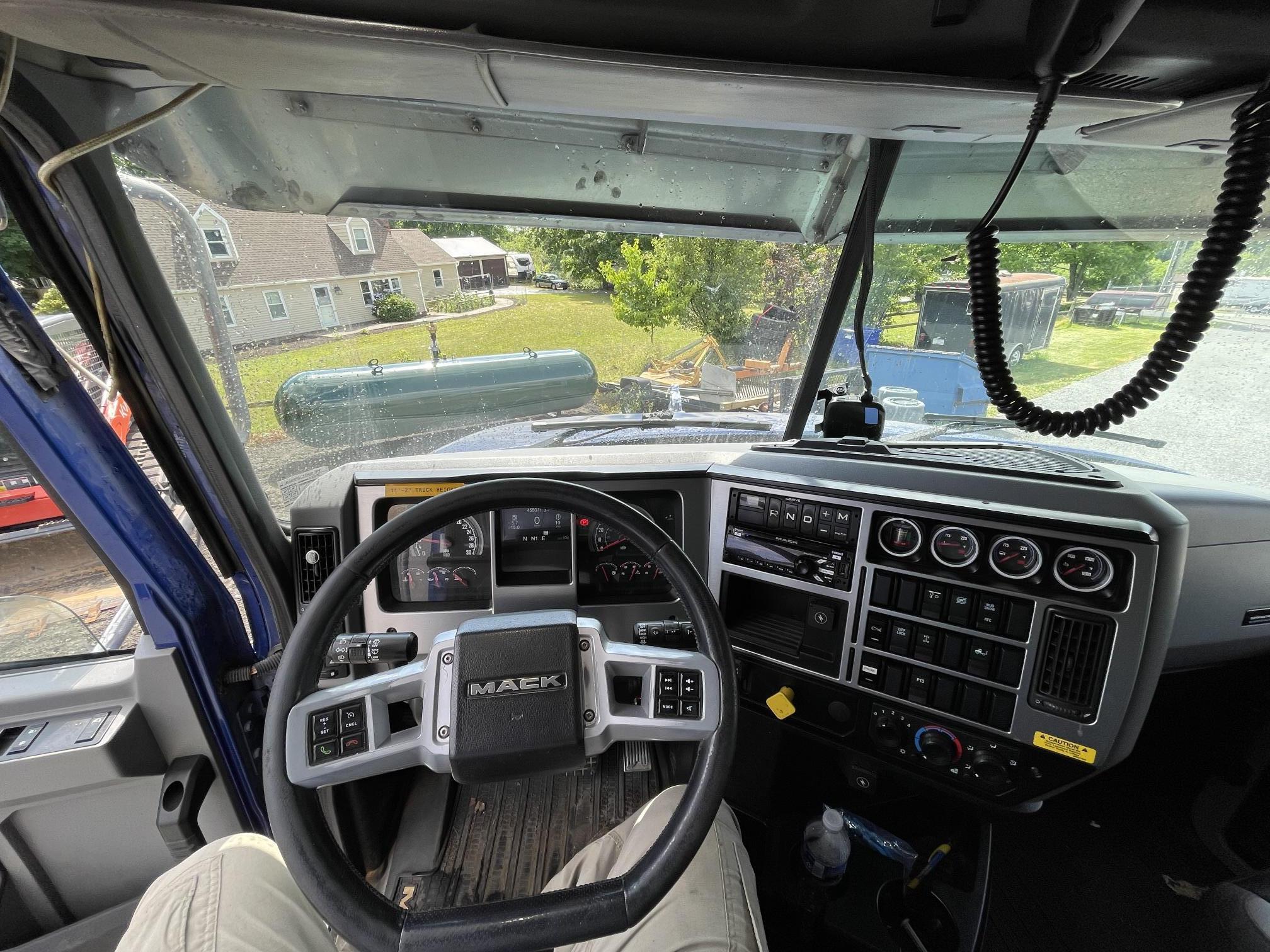 2019 MACK Granite GR64F - Image 14