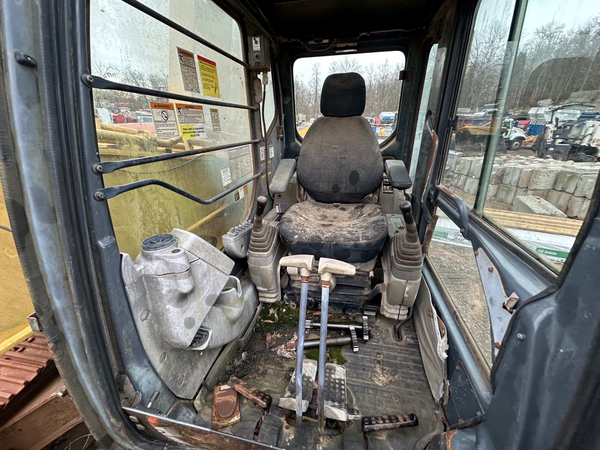 2005 DEERE 330C LC - Image 21