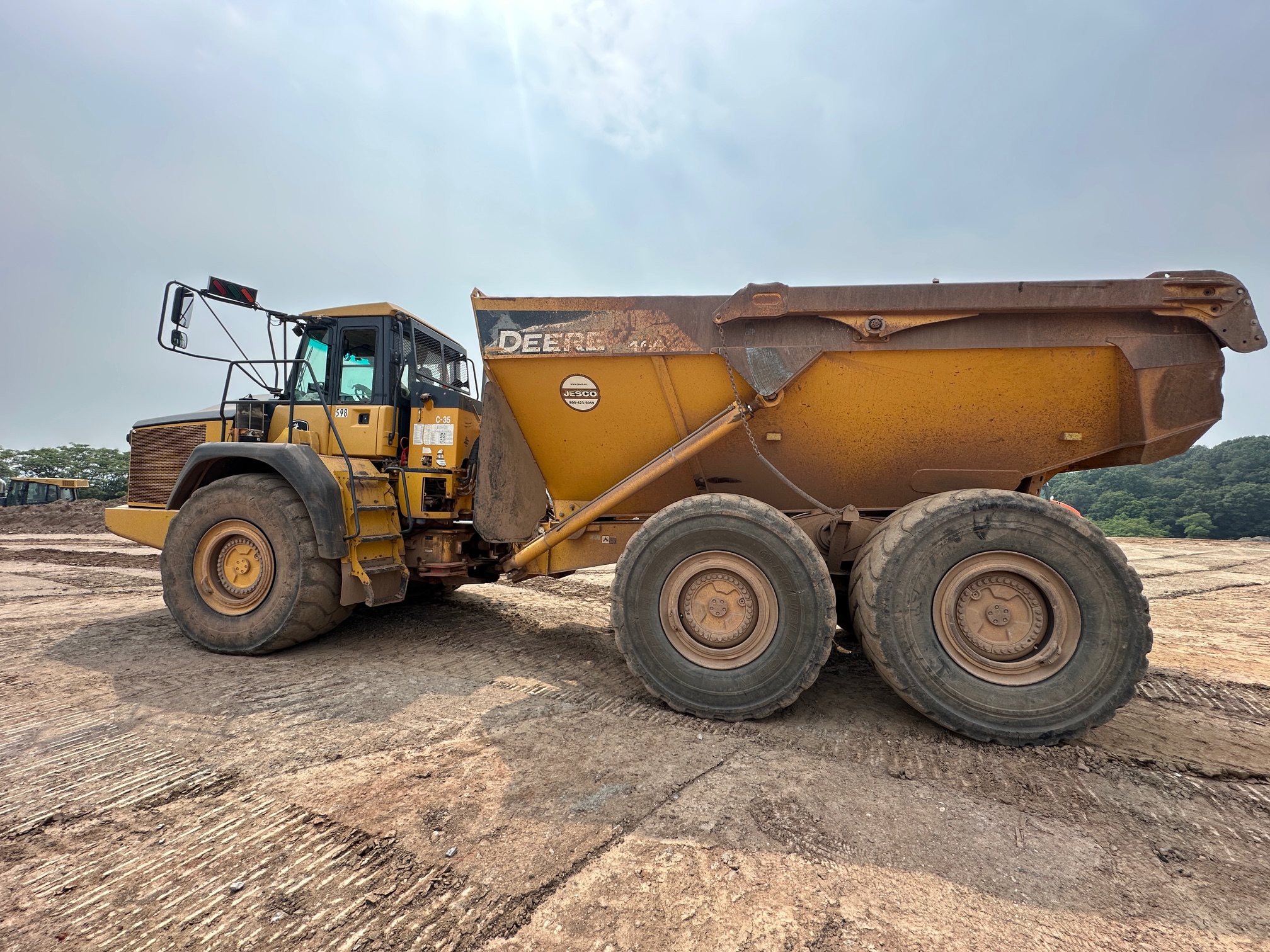 2014 DEERE 460E Off Road Dump - view 2 of 41