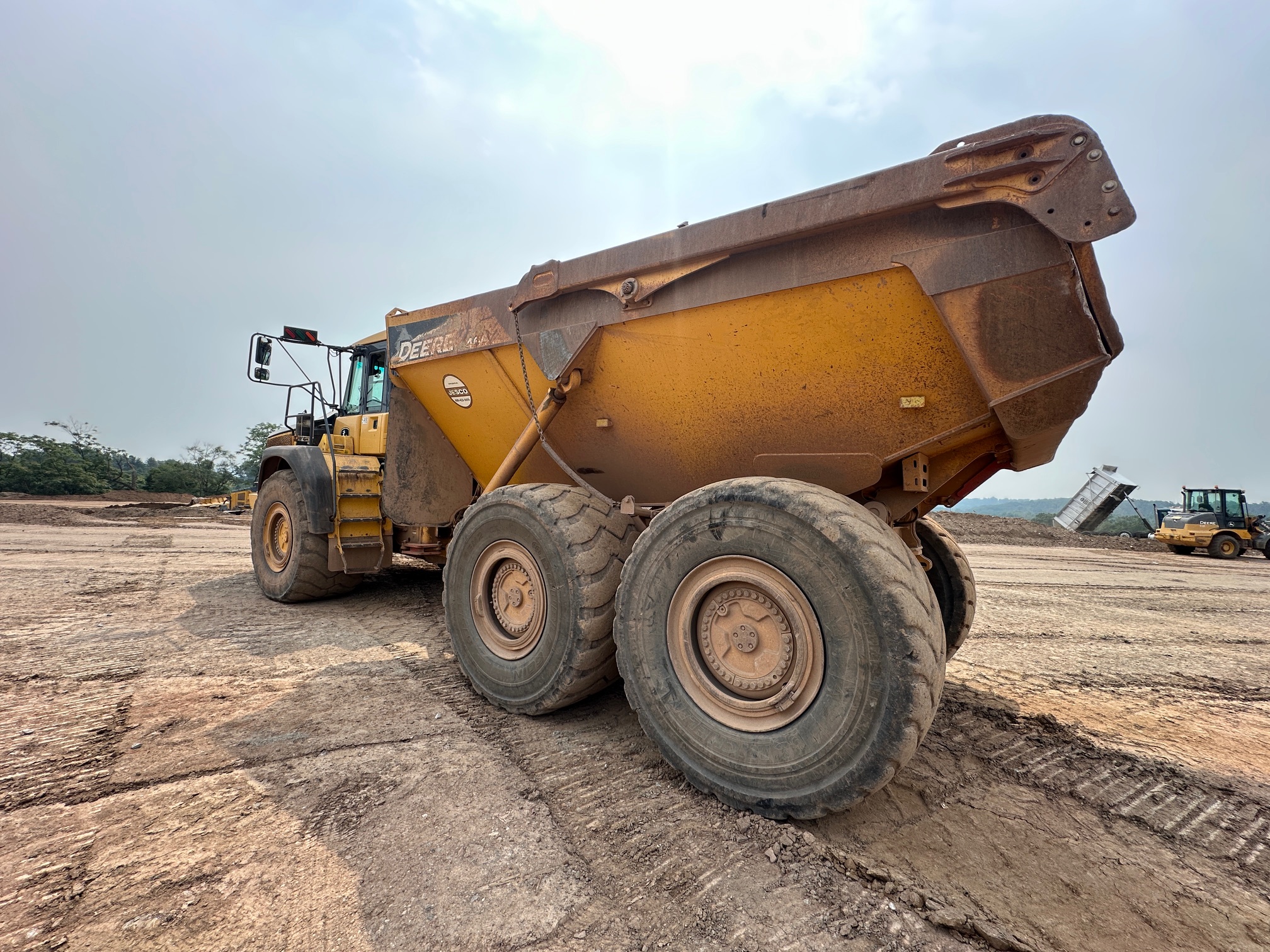 2014 DEERE 460E Off Road Dump - view 3 of 41
