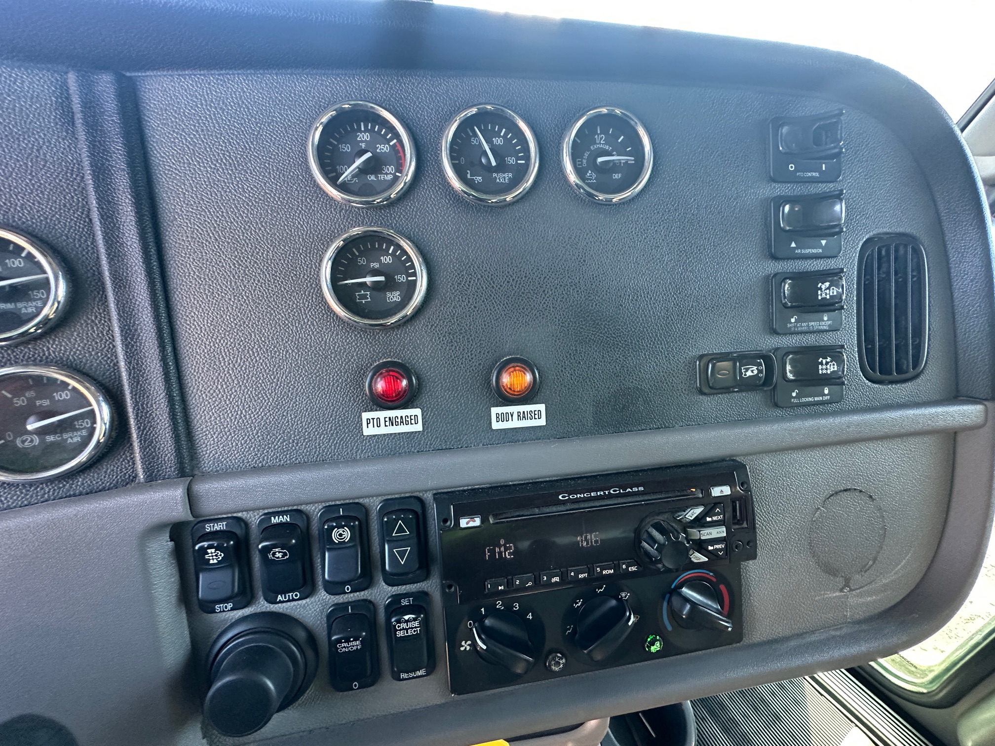 2016 PETERBILT 365 - Image 24