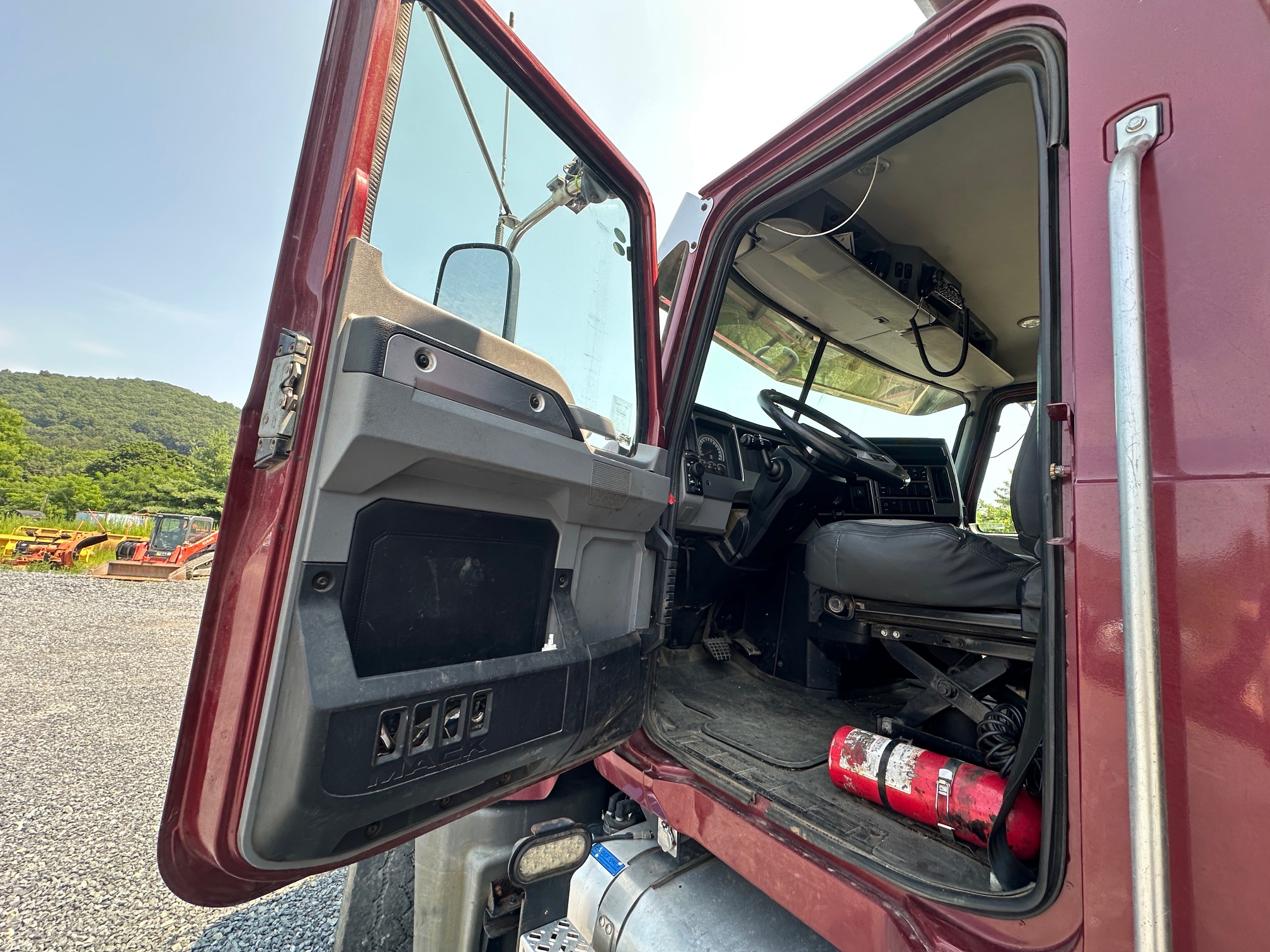 2019 MACK Granite GR64F - Image 13